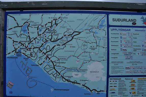 O complicado mapa turístico e rodoviário do sul da Islândia, em estrada na saída de Reykjavik